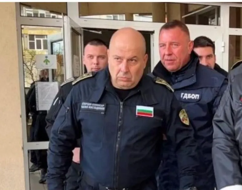 Полицай, уволнен за рекет, е върнат с почести в преторианската армия на Васил Костадинов