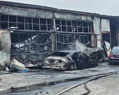 Огромен пожар в Хасково, изпепелени са 50 коли в автоморга