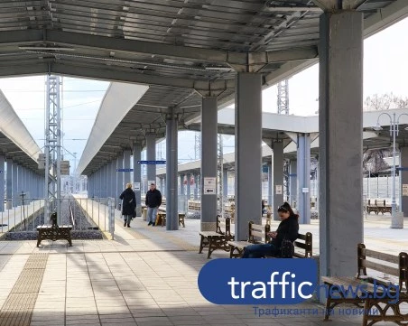 В удобство на пътуващите - поставиха десетки пейки и кошчета на Централна гара