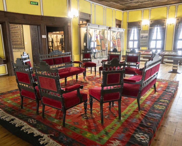 Старинни мебели от Дома на телевизията оживяват в Етнографския музей