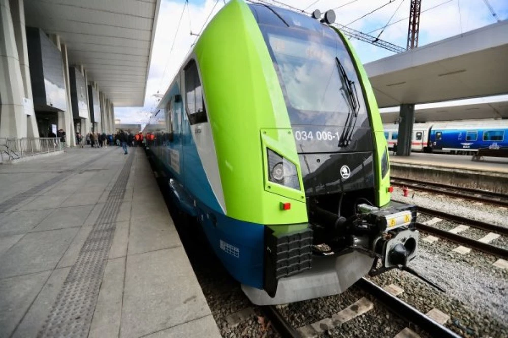 БДЖ представи първи крайградски влак 