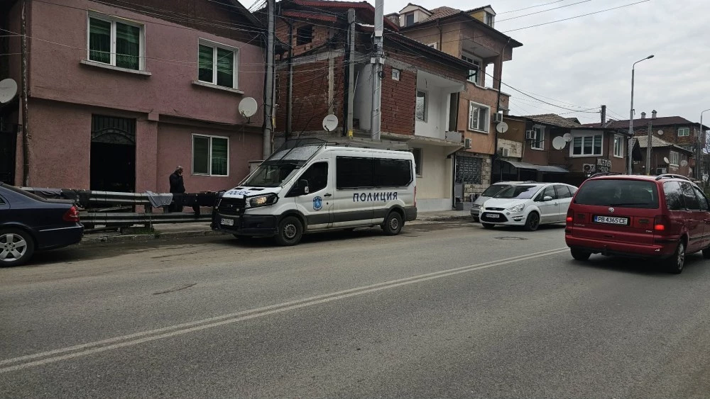 Масирана акция в Столипиново, проверяват редица търговски обекти и берберници