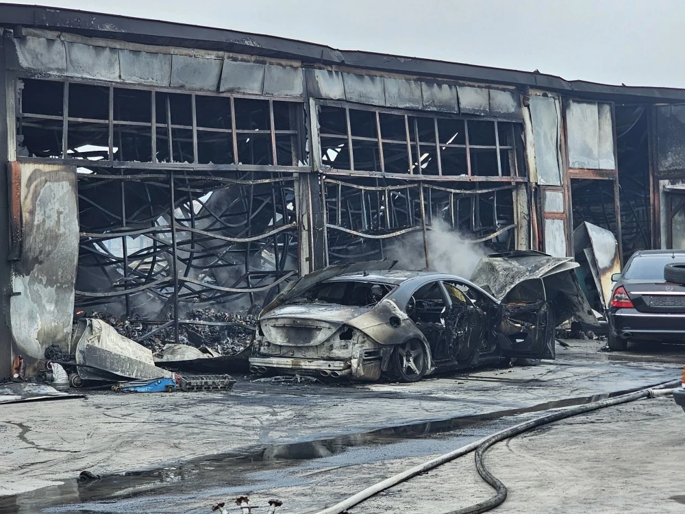 Огромен пожар в Хасково, изпепелени са 50 коли в автоморга