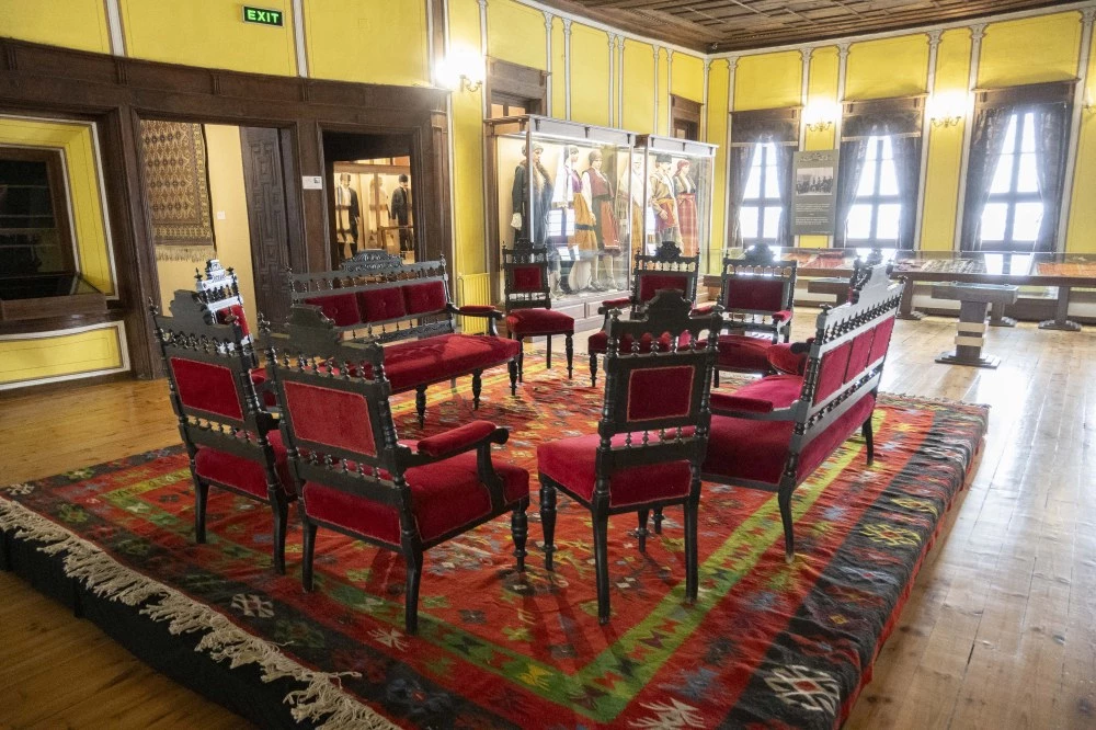 Старинни мебели от Дома на телевизията оживяват в Етнографския музей