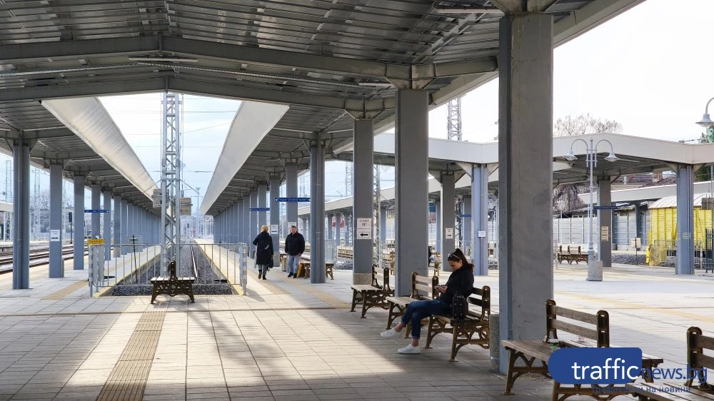 В удобство на пътуващите - поставиха десетки пейки и кошчета на Централна гара