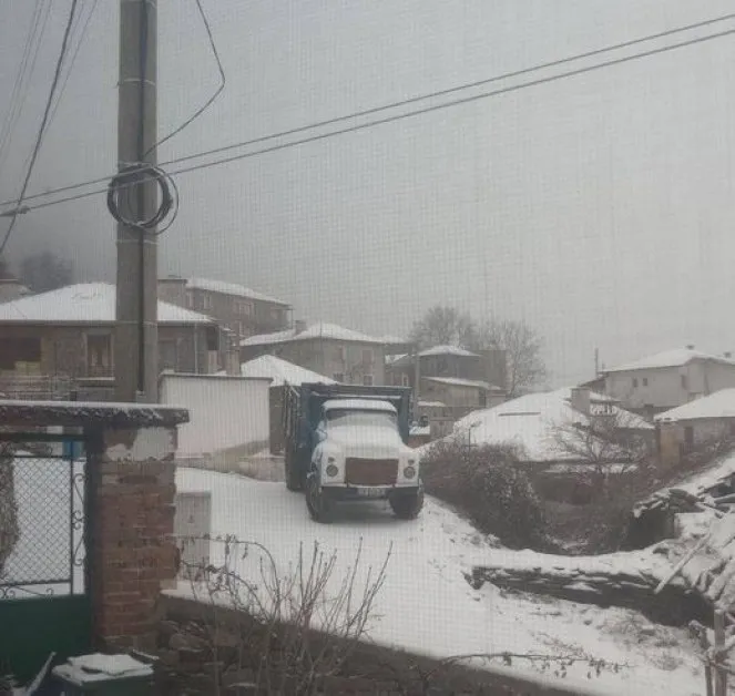 Бяла пелена покри родопско село СНИМКИ