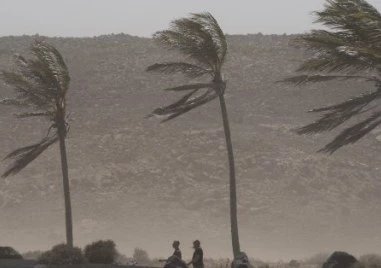 Бурята „Тереза удари Канарските острови, причинявайки силен вятър, дъждове и снеговалежи