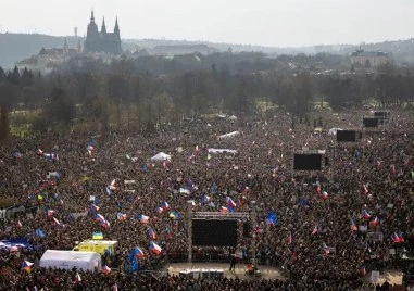 Десетки хиляди граждани излязоха на най-мащабните протести срещу правителството в Чехия от 2019 година