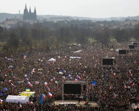 Десетки хиляди граждани излязоха на най-мащабните протести срещу правителството в Чехия от 2019 година
