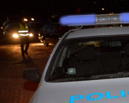 Кола се обърна на пътя Карлово - Баня, трима души са пострадали