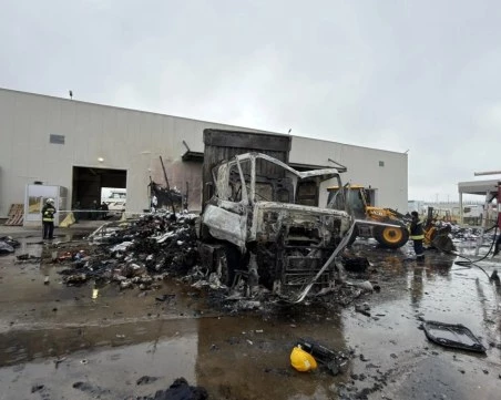 Разследват палеж по непредпазливост след инцидента с изгорелия тир на 