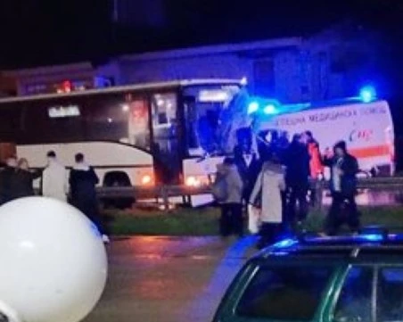 Шофьор на линейка загина при тежка катастрофа на пътя София - Варна, удари се челно в автобус