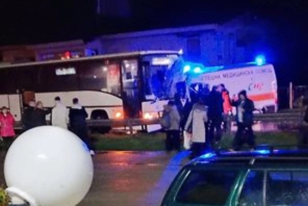 Шофьор на линейка загина при тежка катастрофа на пътя София - Варна, удари се челно в автобус