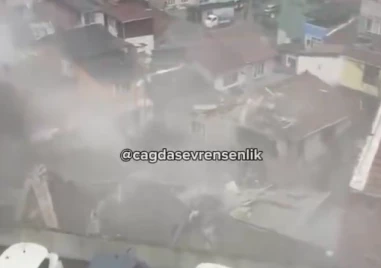 Две сгради се срутиха след взрив в Истанбул, има затрупани под руините