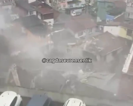 Две сгради се срутиха след взрив в Истанбул, двама души за затрупани под руините