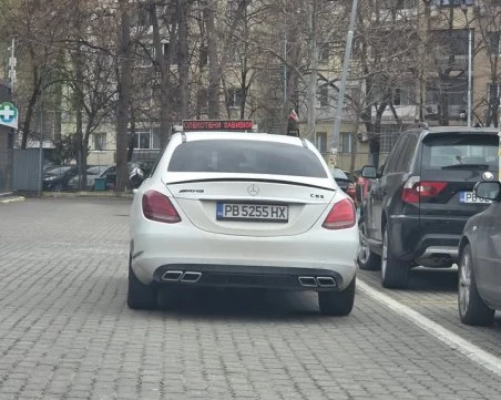 Наглец запуши входа на паркинг пред магазин в Тракия