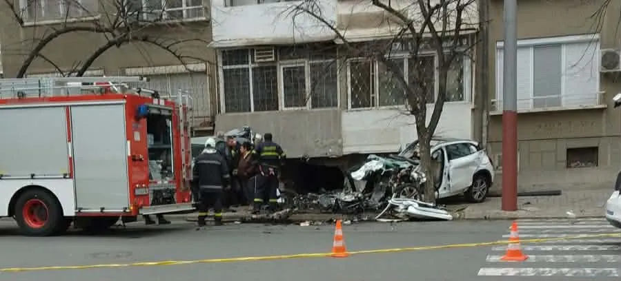 Шофьорка се заби в сграда и удари пешеходец в Стара Загора