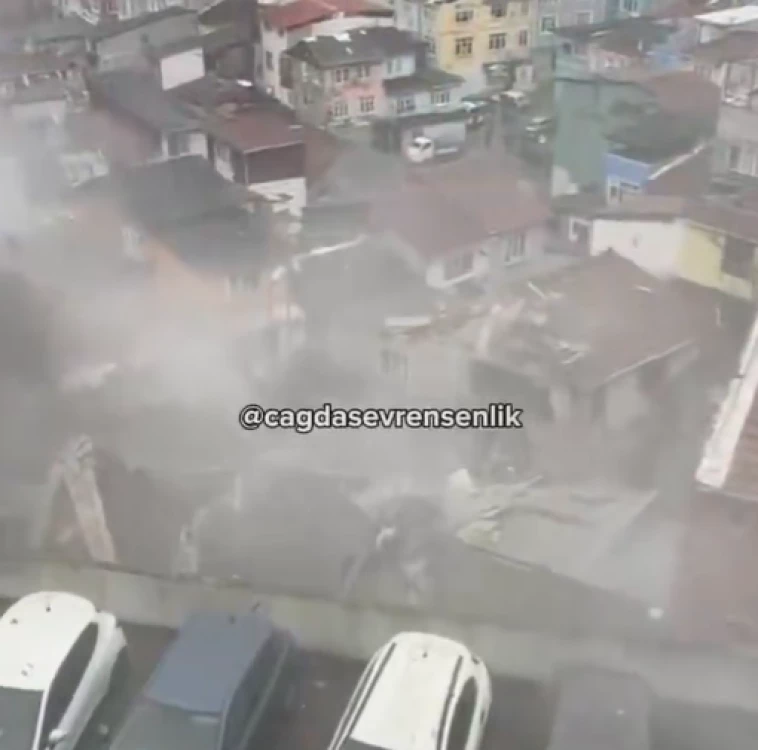 Две сгради се срутиха след взрив в Истанбул, има затрупани под руините