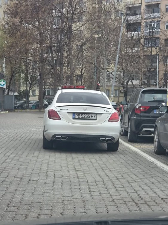 Наглец запуши входа на паркинг пред магазин в Тракия