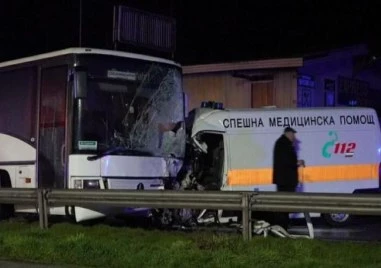 Бебето и майката от тежката катастрофа с линейка са в стабилно състояние