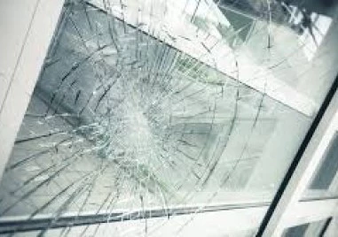 Лош гостенин потроши прозорец на къща в пловдивско село