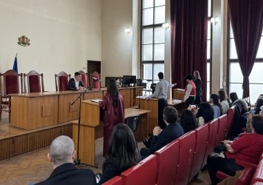 Ученици от СУ „Любен Каравелов проведоха открита драматизация в Районен съд– Пловдив