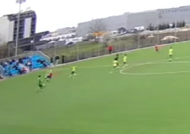Ужасна контузия на юношески мач! Вратар на Марица е с черепно-мозъчна травма след брутално влизане ВИДЕО