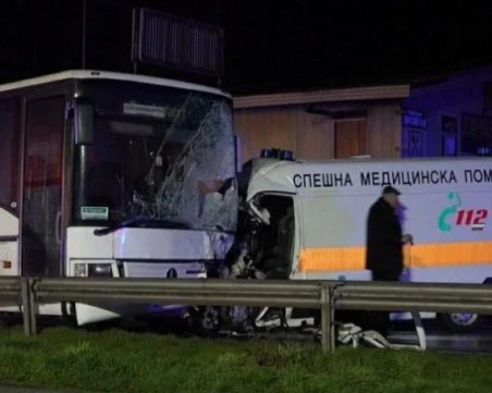 Бебето и майката от тежката катастрофа с линейка са в стабилно състояние