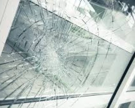 Лош гостенин потроши прозорец на къща в пловдивско село