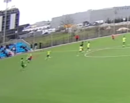 Ужасна контузия на юношески мач! Вратар на Марица е с черепно-мозъчна травма след брутално влизане ВИДЕО