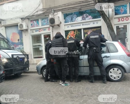 Жандармерия запречи кола в центъра на Пловдив, пробва да я отключи с тел