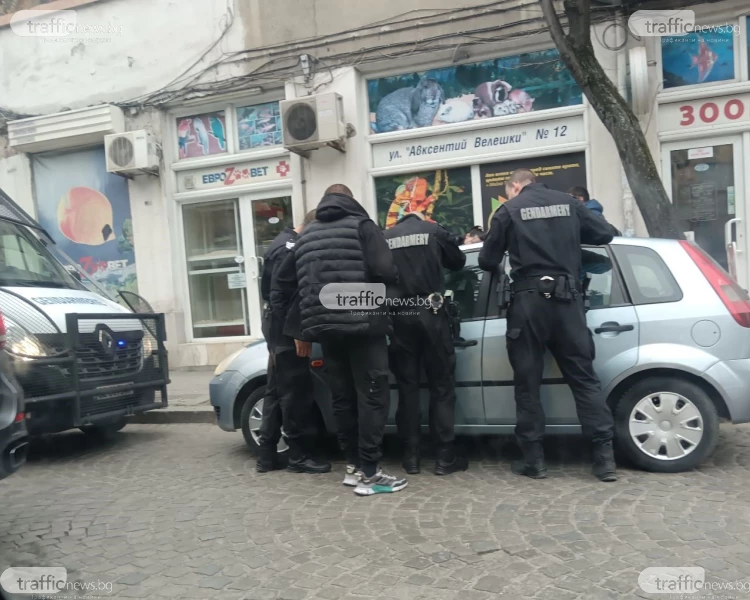 Жандармерия запречи кола в центъра на Пловдив, пробва да я отключи с тел