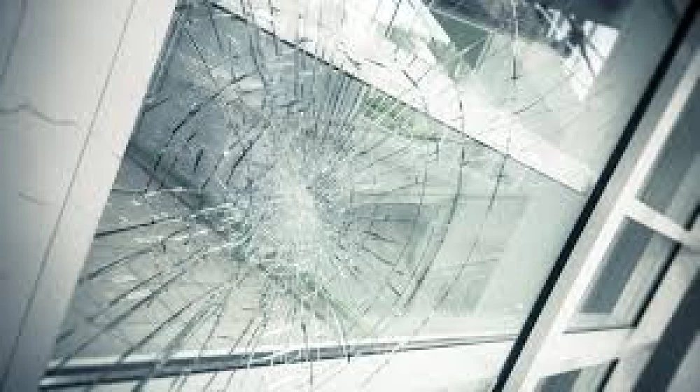 Лош гостенин потроши прозорец на къща в пловдивско село