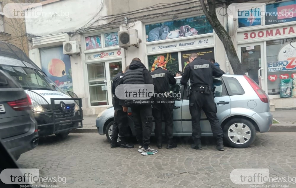 Жандармерия запречи кола в центъра на Пловдив, пробва да я отключи с тел