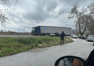 Катастрофа между камион и БМВ блокира движението край Пловдив
