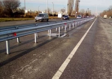 Продължава подмяната на увредени мантинели в Пловдив