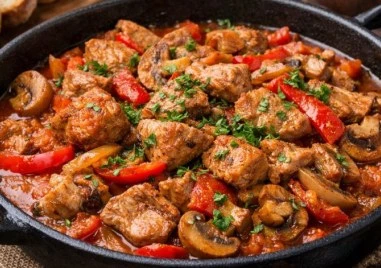 Рецепта за свинска кавърма с гъби и лук на тиган