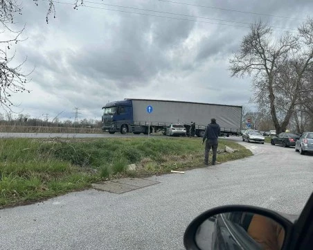 Катастрофа между камион и БМВ блокира движението край Пловдив