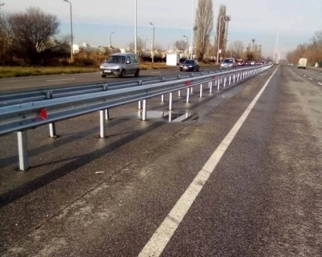 Продължава подмяната на увредени мантинели в Пловдив