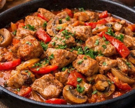 Рецепта за свинска кавърма с гъби и лук на тиган