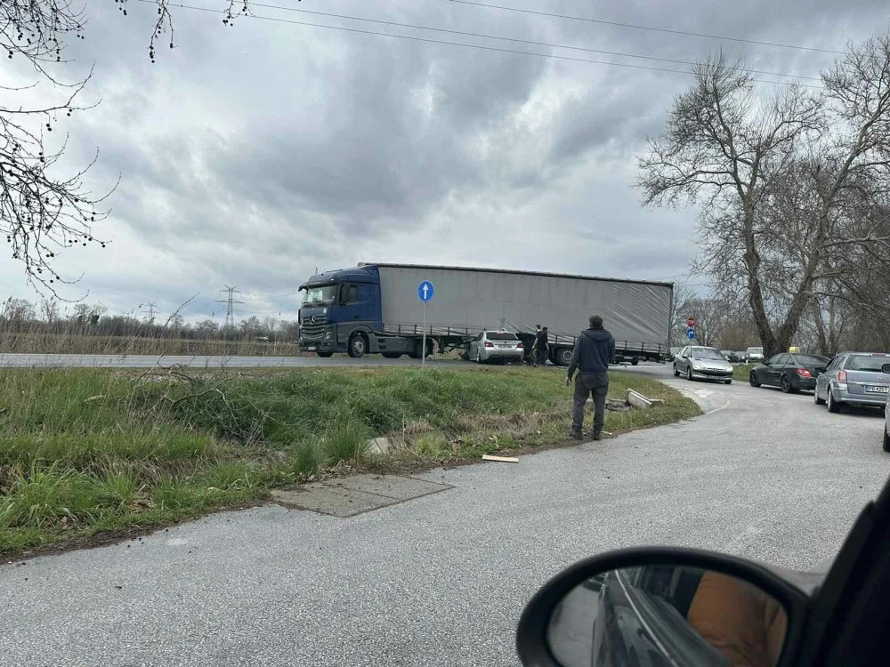 Катастрофа между камион и БМВ блокира движението край Пловдив, човек е заклещен