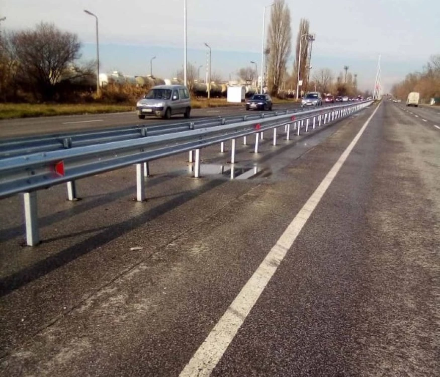 Продължава подмяната на увредени мантинели в Пловдив