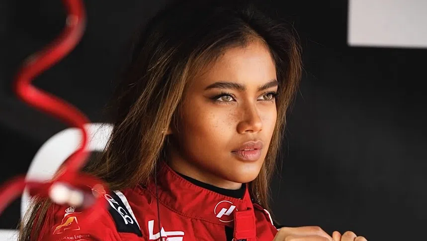 Състезателка в моторните спортове отвя конкуренцията на пилотите от Ф1 в социалните мрежи