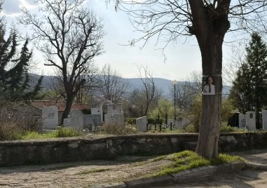 Без граници! Агитацията за Радев стигна и до гробищата в Марково