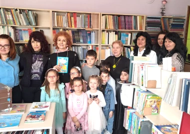 Деца и учители от ДГ „Щастливо детство посетиха Народната библиотека „Иван Вазов
