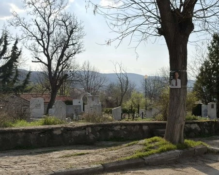 Без граници! Агитацията за Радев стигна и до гробищата в Марково