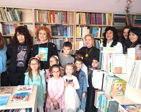 Деца и учители от ДГ „Щастливо детство