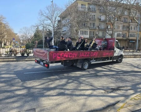 Пловдив стана Ню Орлеанс: Брас бендът на Вили Стоянов джазира пловдивски булеварди