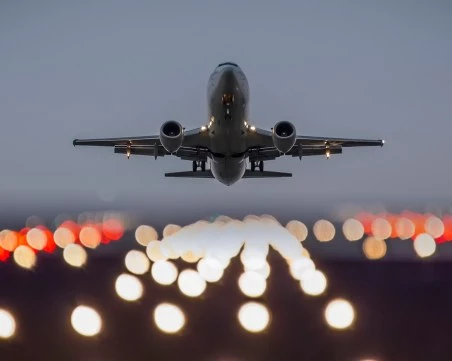 Небето под обсада: Глобалната авиация в капана на рекордно скъпите горива