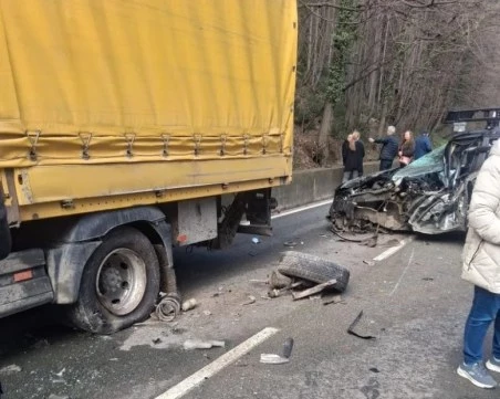 Тежка катастрофа между камион и джип блокира пътя за Бачково